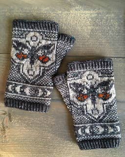 Underwings mitts in grey, white and orange from Erica Heusser made with BFL Fox yarn from The Fox and The Knight
